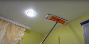 Как правильно помыть натяжной потолок