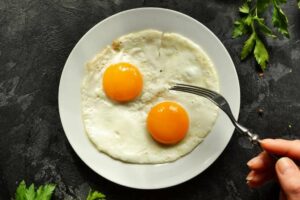 Как приготовить яичницу без сковороды